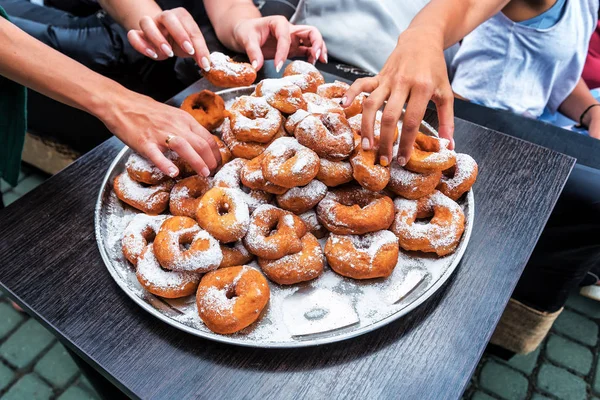 Ciambelle con zucchero in polvere — Foto Stock