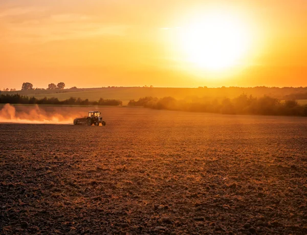 Campo, trator e pôr do sol — Fotografia de Stock