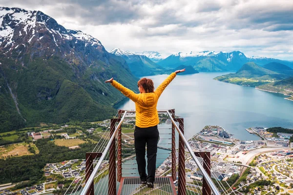 Chica feliz en ramperstreken en Noruega1 — Foto de Stock