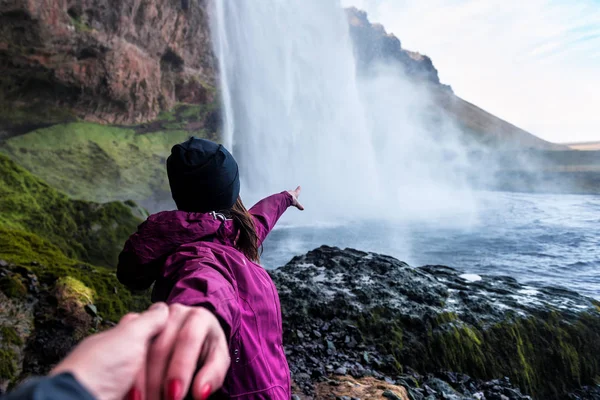 İzlanda 'da beni bir kızla takip et. — Stok fotoğraf