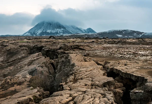 Вулкан і страшна тріснута земля — стокове фото