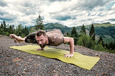 Sakallı Yogi antrenmanı Ashtanga Asana