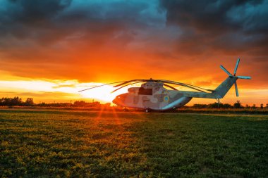 askeri helikopter mi 26 gün batımında