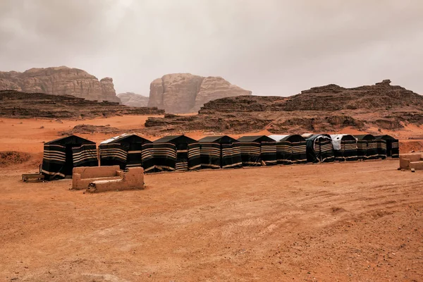 Bedoeïenen tenten in de woestijn — Stockfoto