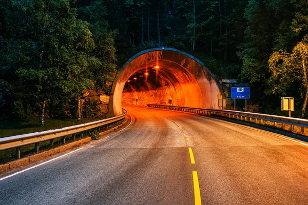 Автомобильный туннель в горах — стоковое фото