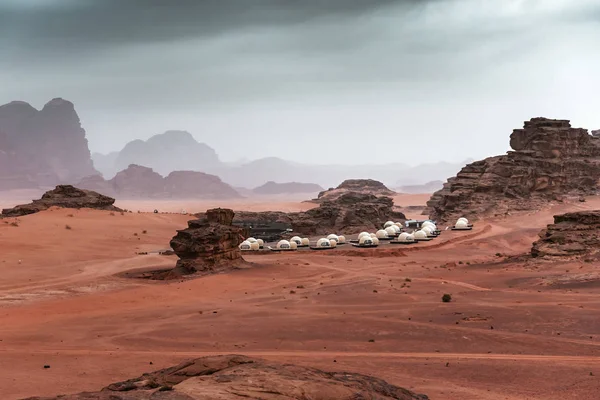 Martiaans landschap met camping — Stockfoto