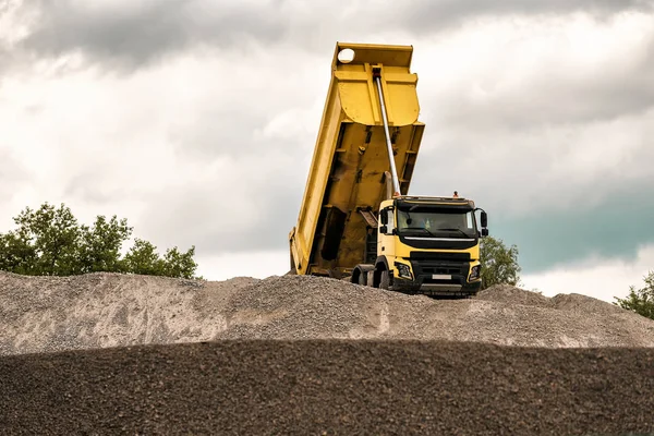 Camion jaune à carrosserie surélevée — Photo