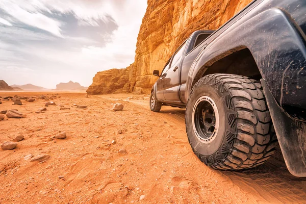 Carro all-wheel drive no deserto — Fotografia de Stock
