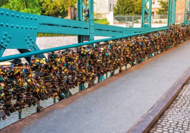 Köprüde çok farklı asma kilit var.