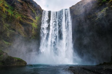 İzlanda 'da skogafoss şelalesi