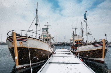 İskeleye yakın iki balıkçı teknesi.