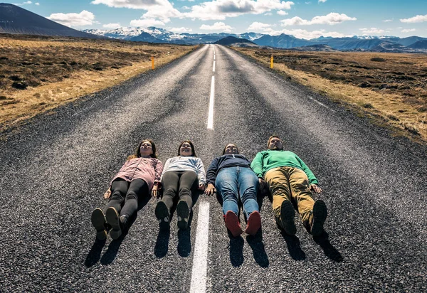 네 명의 친구 가 길가에 누워 있다 — 스톡 사진