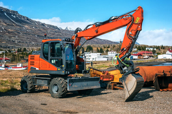 красный профессиональный экскаватор