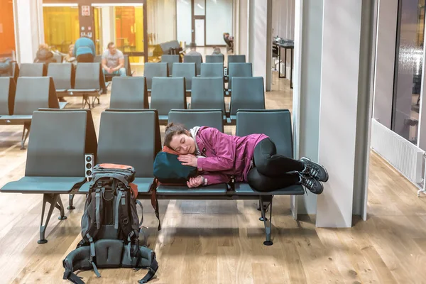 Chica turista que duerme en la terminal del aeropuerto — Foto de Stock