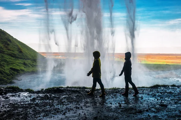 两个女孩在瀑布下散步 — 图库照片