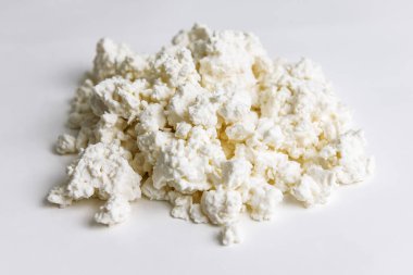 Beyaz arka planda lezzetli süzme peynir.