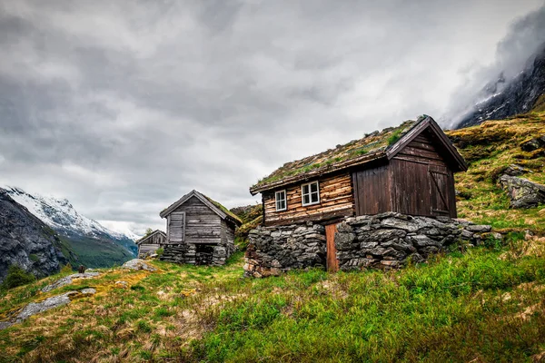 Dağlarda Çim Çatılı Terk Edilmiş Norveç Kulübeleri — Stok fotoğraf