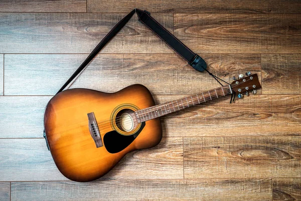 Tahta Duvarda Asılı Akustik Gitar — Stok fotoğraf