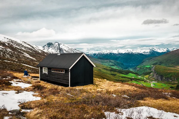Cabine Madeira Preta Abandonada Nas Montanhas Noruega — Fotografia de Stock