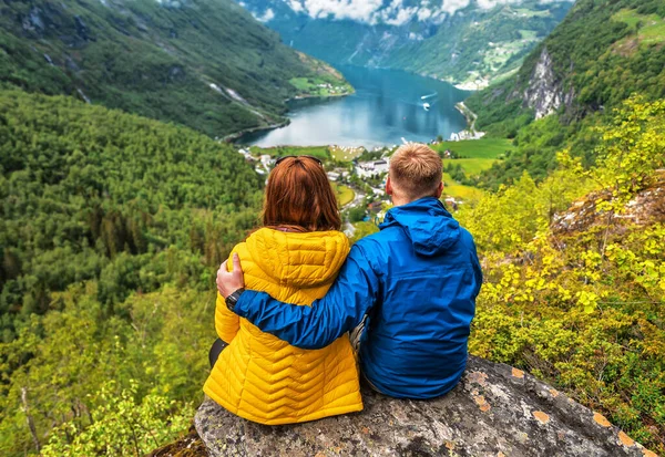Blaugelbes Paar Sitzt Über Dem Norwegischen Geiranger Fjord — Stockfoto