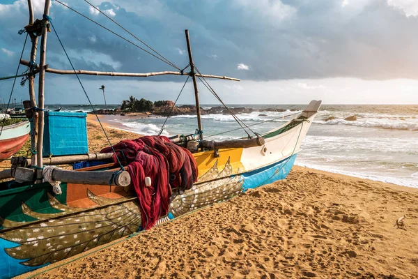Κλασικό Σρι Λάνκα Αλιευτικό Σκάφος Στην Παραλία Κατά Ηλιοβασίλεμα — Φωτογραφία Αρχείου