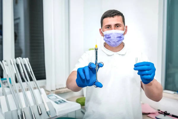 Dentista Profesional Que Sostiene Una Inyección Con Anestésico — Foto de Stock