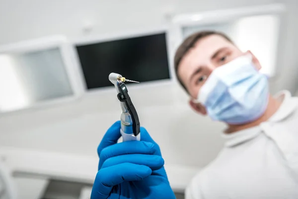 Dentista Profesional Con Una Herramienta Para Extracción Nerviosa — Foto de Stock