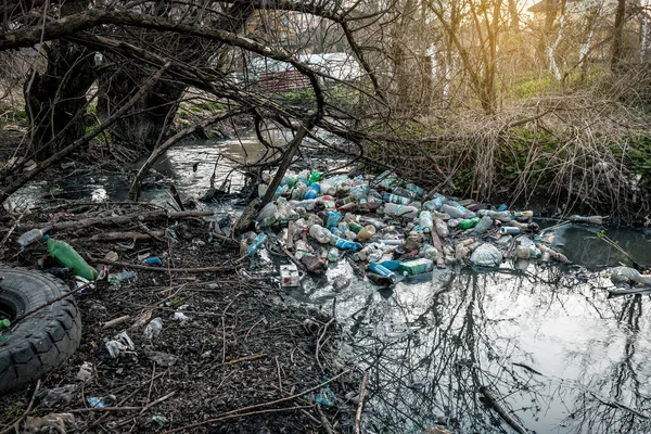 Řeka Znečištěná Různými Odpadky Odpadky Znečištěné Řeky Fotografie — Stock fotografie