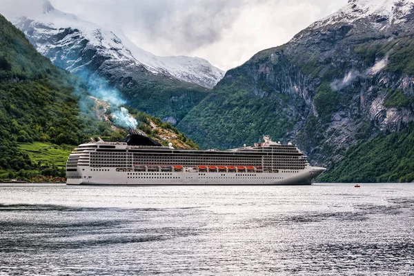 Duży Statek Wycieczkowy Wchodzi Fiordu Geiranger Norwegii Obrazek Stockowy