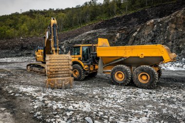 inşaat alanında ağır iş makineleri