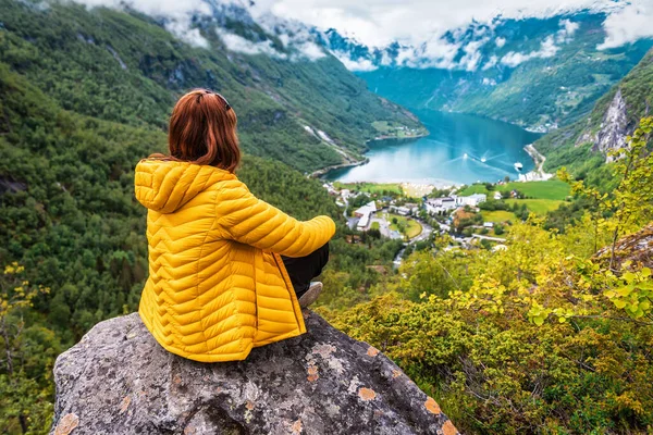 Mädchen Gelber Jacke Sitzt Auf Einem Felsen Über Dem Geiranger — Stockfoto