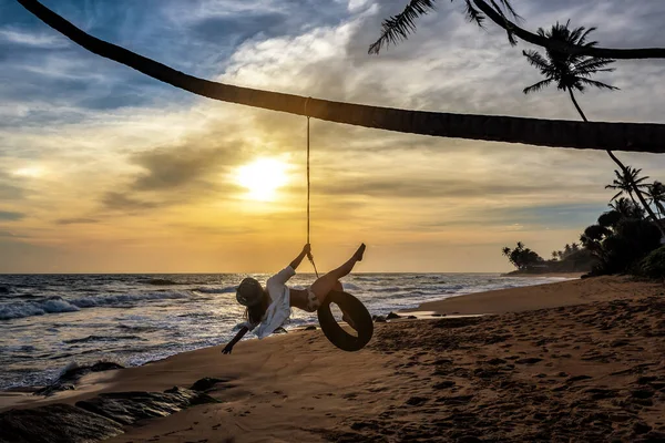 Meisje Swing Band Het Strand Bij Zonsondergang Sri Lanka — Stockfoto