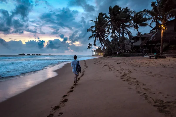 Κορίτσι Περπατά Βράδυ Τροπική Παραλία Στη Σρι Λάνκα — Φωτογραφία Αρχείου