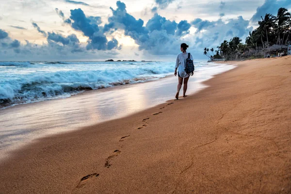 Menina Sagacidade Mochila Andando Noite Praia Tropical Sri Lanka — Fotografia de Stock