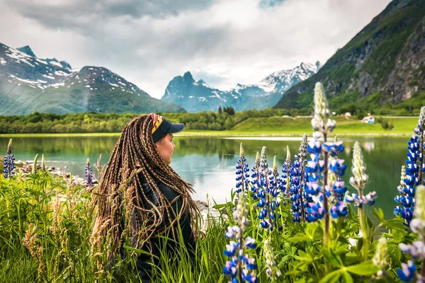 Dívka Dredy Sedící Nad Řekou Kvetoucí Vlčí Květy Krásná Norská — Stock fotografie
