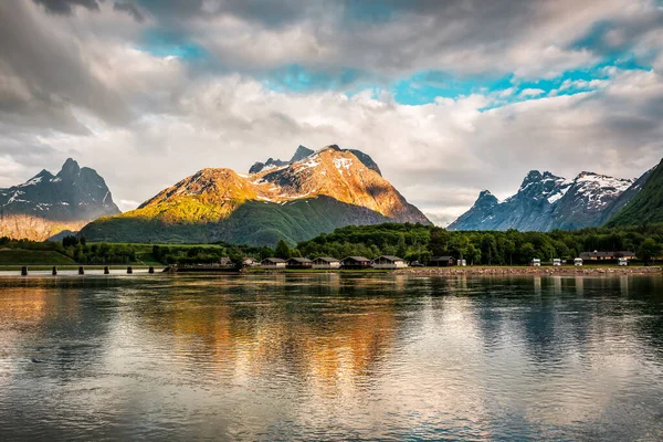 Schöne Norwegische Landschaft Mit Zelten Und Bergen Bei Sonnenuntergang — Stockfoto