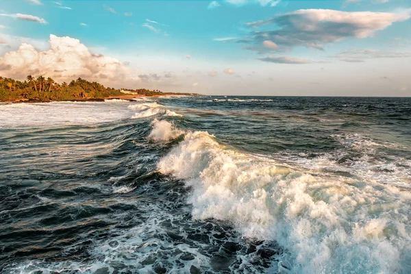 Ωκεάνια Κύματα Στο Τροπικό Ηλιοβασίλεμα Στη Σρι Λάνκα — Φωτογραφία Αρχείου