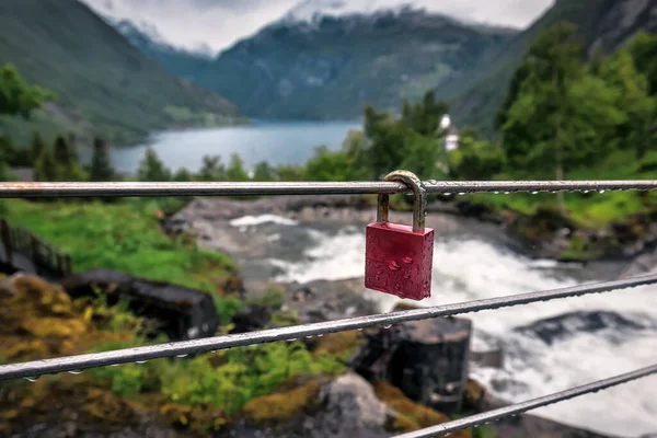 Rotes Vorhängeschloss Hängt Geländer Der Brücke — Stockfoto