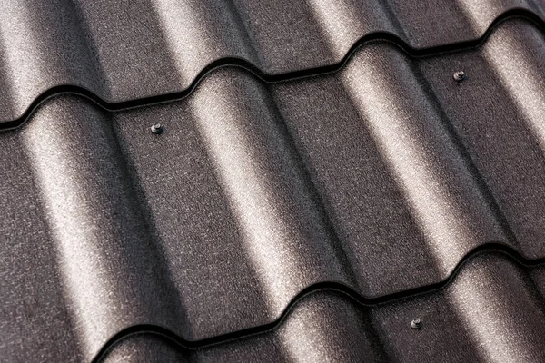 屋根の金属タイルを質感として — ストック写真