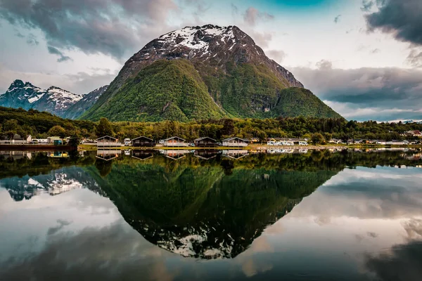 Τουριστικό Κάμπινγκ Κάτω Από Ένα Μεγάλο Βουνό Στη Νορβηγία — Φωτογραφία Αρχείου