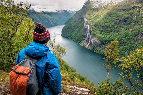 Touristin Betrachtet Den Wasserfall Von Sieben Schwestern Norwegen — Stockfoto