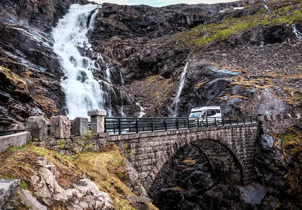 Wasserfall Steinbrücke Und Wohnmobil Auf Trollstraße Norwegen — Stockfoto