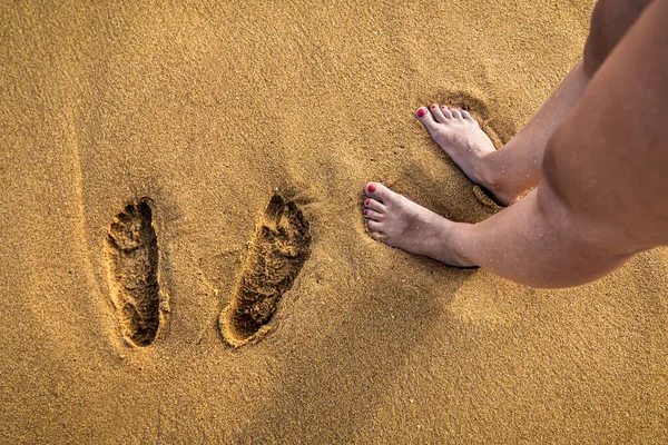 Pés Mulher Pegadas Areia Amarela Praia — Fotografia de Stock