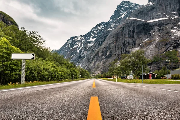 Norveç Yoldaki Sarı Çizgiler — Stok fotoğraf