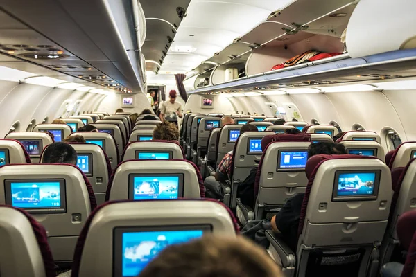Pełna Kabina Samolotu Pasażerskiego Krzesła Ekranem Zdjęcia Stockowe bez tantiem