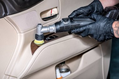 Detaylı cilalama uzmanları. Süslenmiş ahşap araba parçaları.