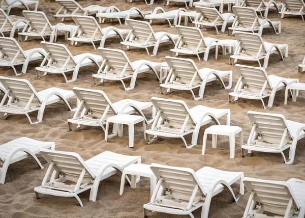 Muitas Cadeiras Praia Plástico Areia Como Uma Textura — Fotografia de Stock