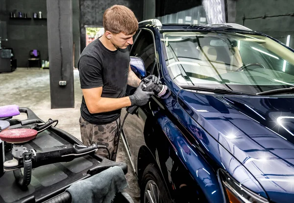 労働者が特殊な機械で車を磨き — ストック写真