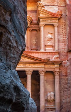 Petra şehrinin girişindeki Siq Canyon 'dan görüntü. Ürdün