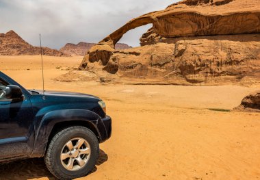 Wadi Rum Çölü 'nde off-road arabası. Ürdün